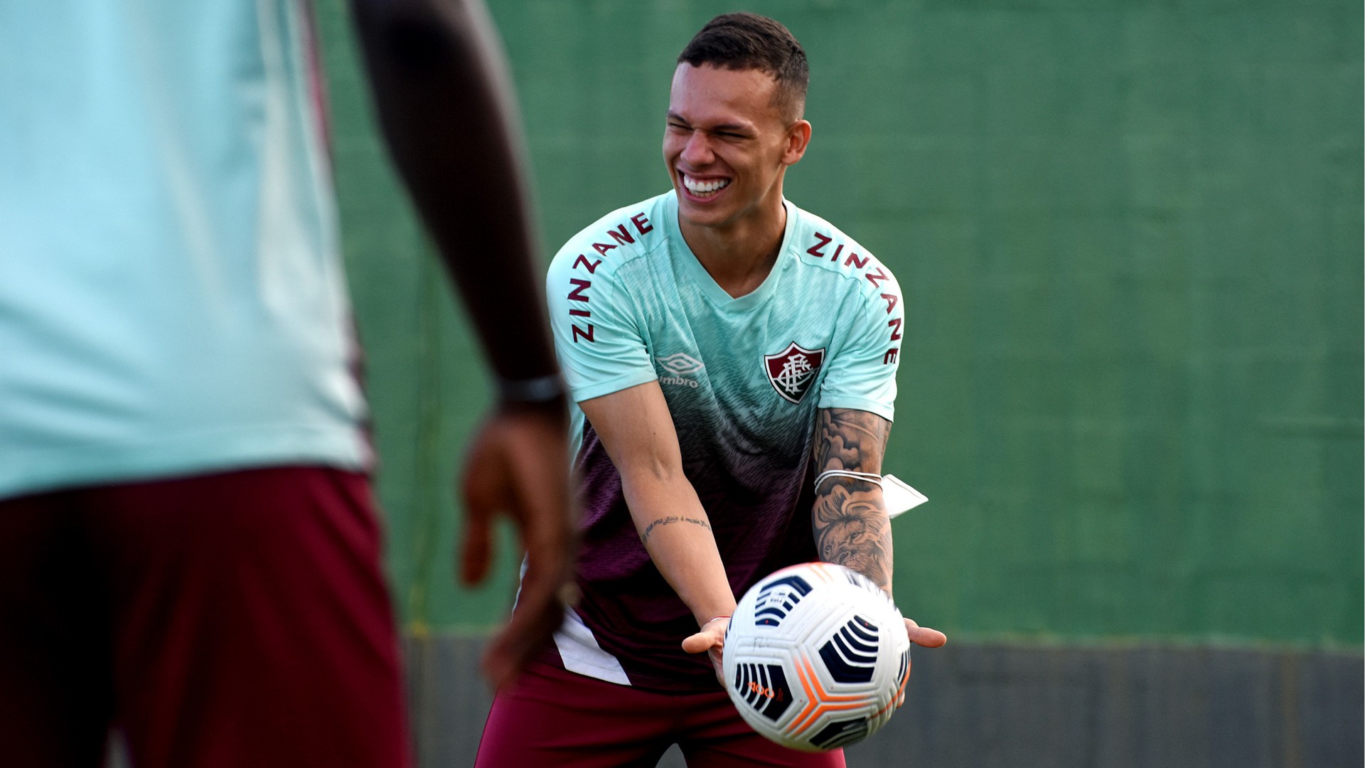 Após estreia como volante, Calegari afirma que não pensa em deixar de atuar como lateral pelo Fluminense
