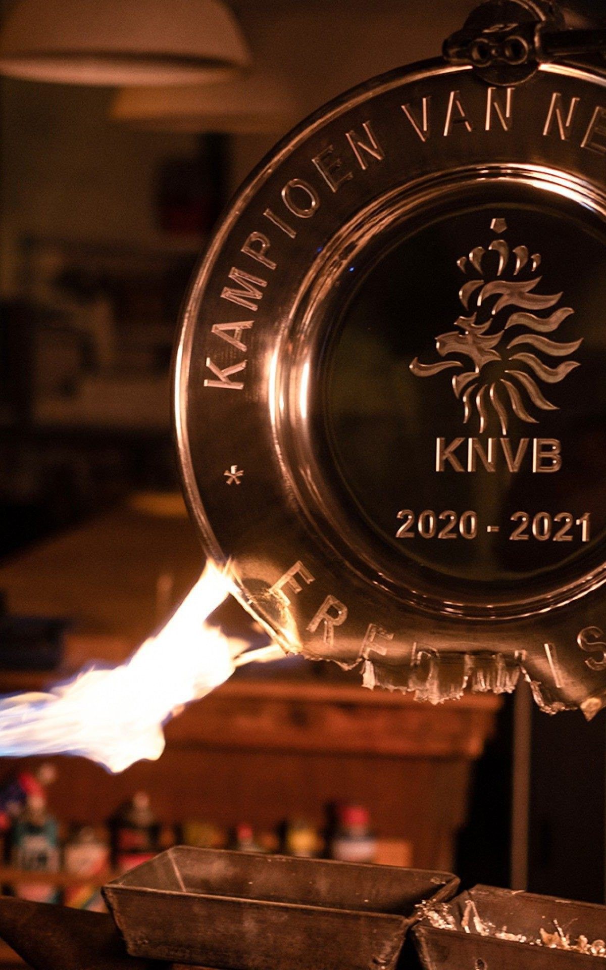 Trof&eacute;u do Campeonato Holand&ecirc;s foi derretido pelo Ajax 