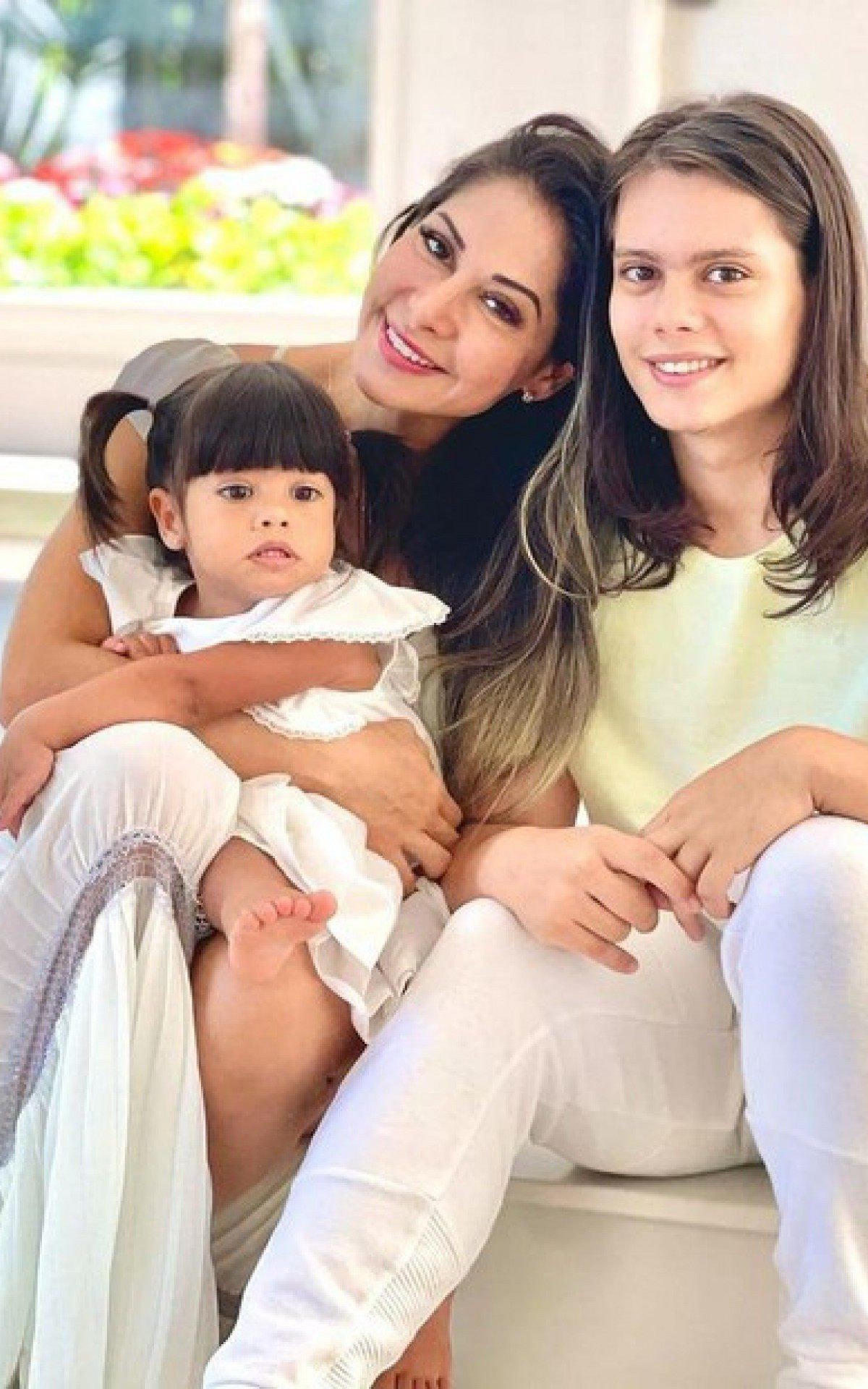 Mayra Cardi e os filhos