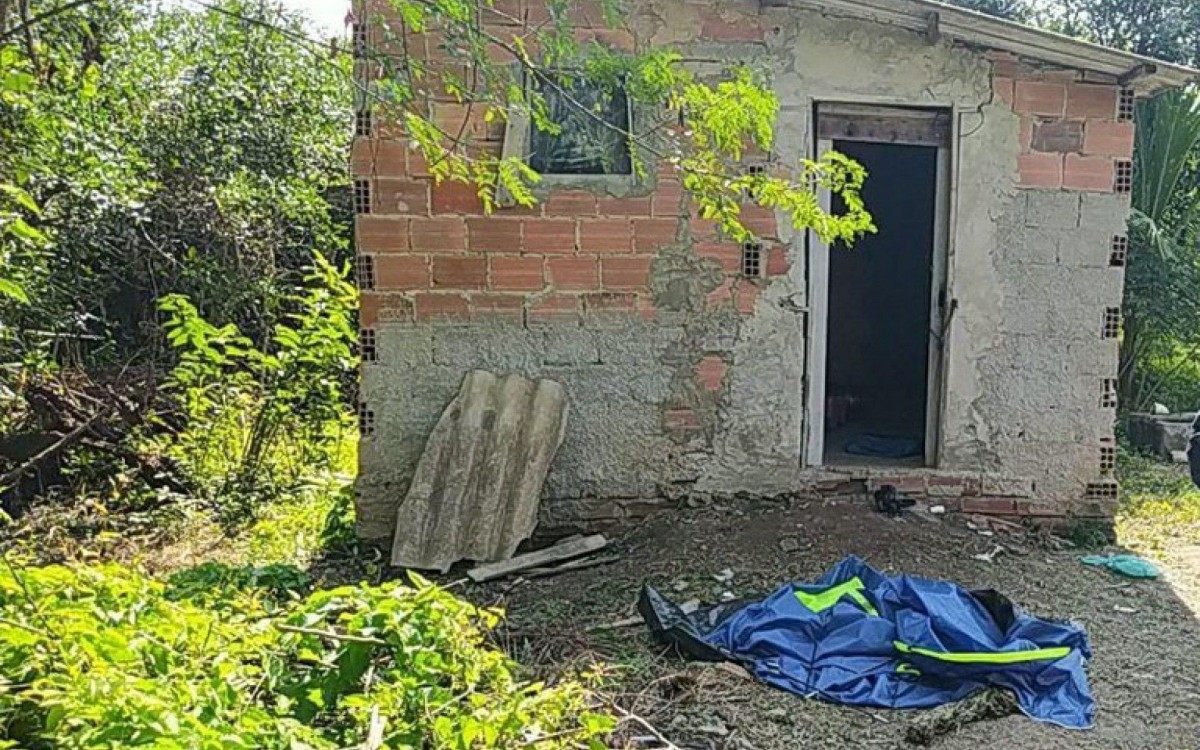 Casebre onde estavam as vítimas só era acessível após percurso dentro da mata - Divulgação/PRF