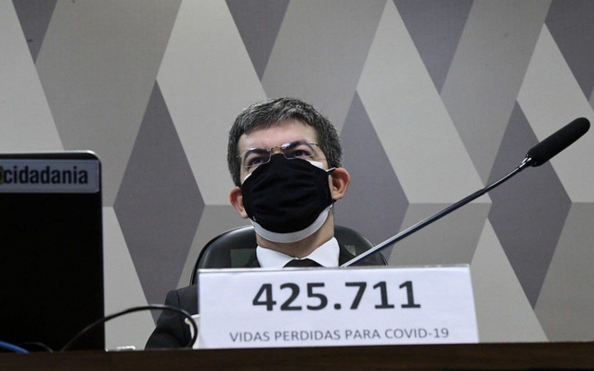 &quot;A cada depoimento e a cada documento recebido, torna-se mais cristalino que o presidente da Rep&uacute;blica teve participa&ccedil;&atilde;o direta ou indireta nos graves fatos questionados por esta CPI &quot;, afirma Randolfe em documento apresentado.