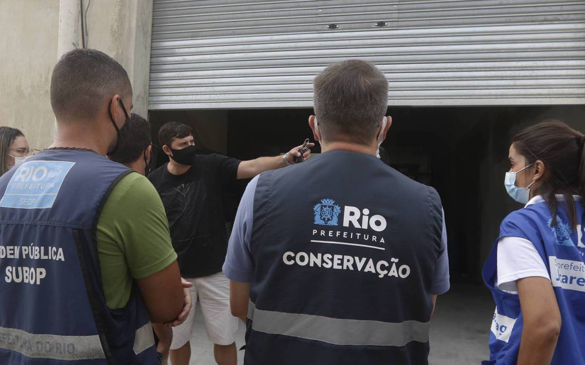 Geral - Retirada de constru&ccedil;oes irregulares na Colonia Juliano Moreira, em Jacarepagua, zona oeste do Rio. Na foto, Ademir Junio, dono de um galpao que sera demolido tenta argumentar com funcionarios da prefeitura