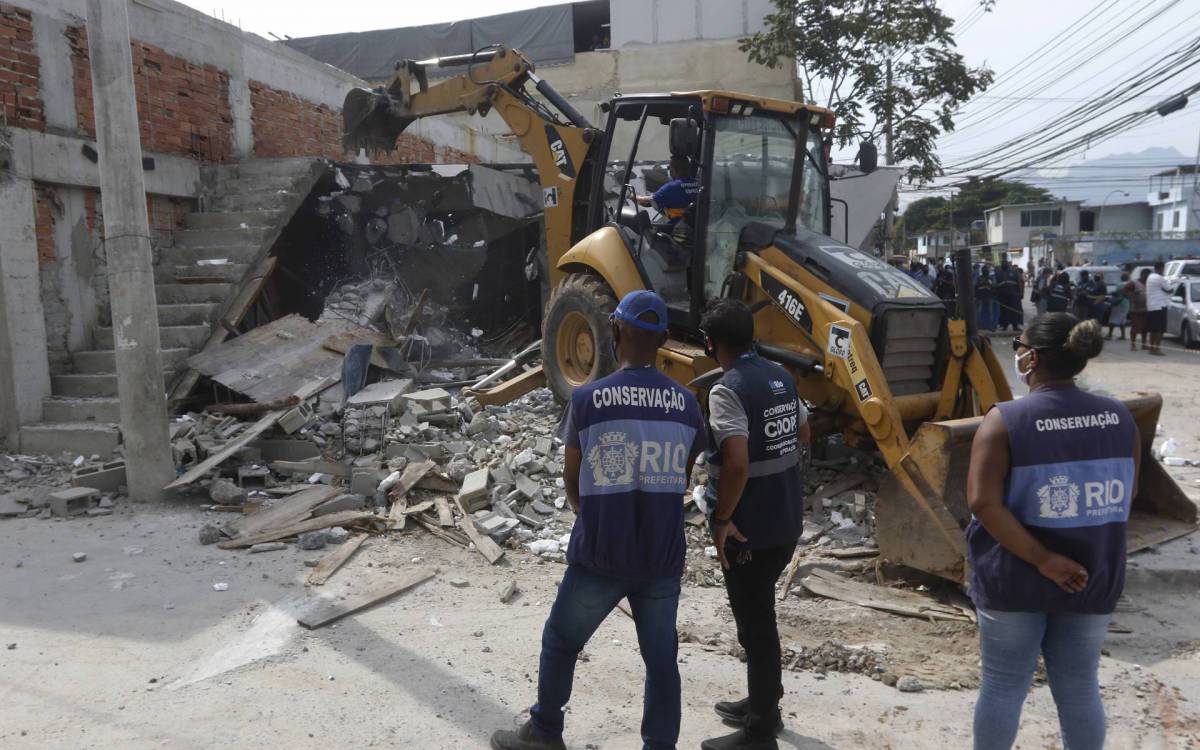 Geral - Retirada de constru&ccedil;oes irregulares na Colonia Juliano Moreira, em Jacarepagua, zona oeste do Rio.
