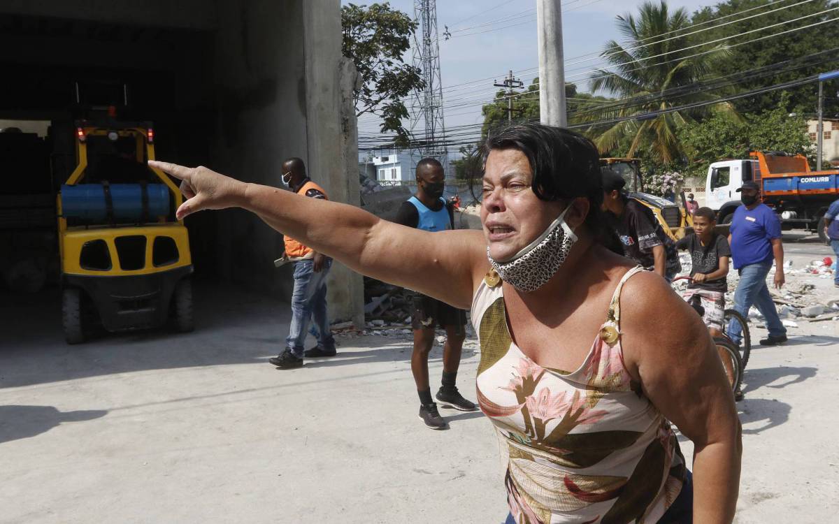 Geral - Retirada de constru&ccedil;oes irregulares na Colonia Juliano Moreira, em Jacarepagua, zona oeste do Rio. Na foto, Sonia Regina Araujo, ficou desesperada quando soube que teria o imovel demolido.