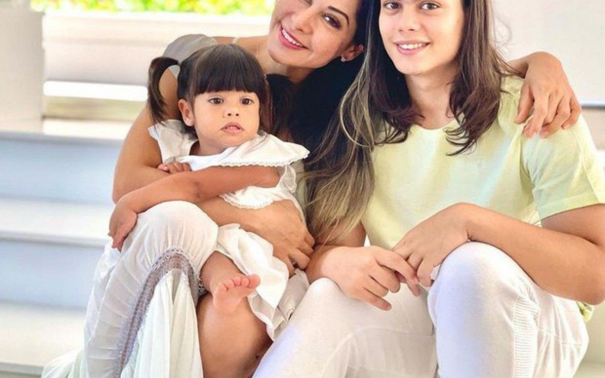 Mayra Cardi e os filhos