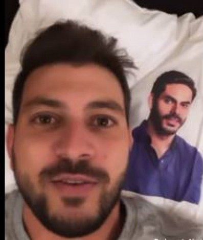 Caio mostra travesseiro com rosto de Rodolffo - Reprodução