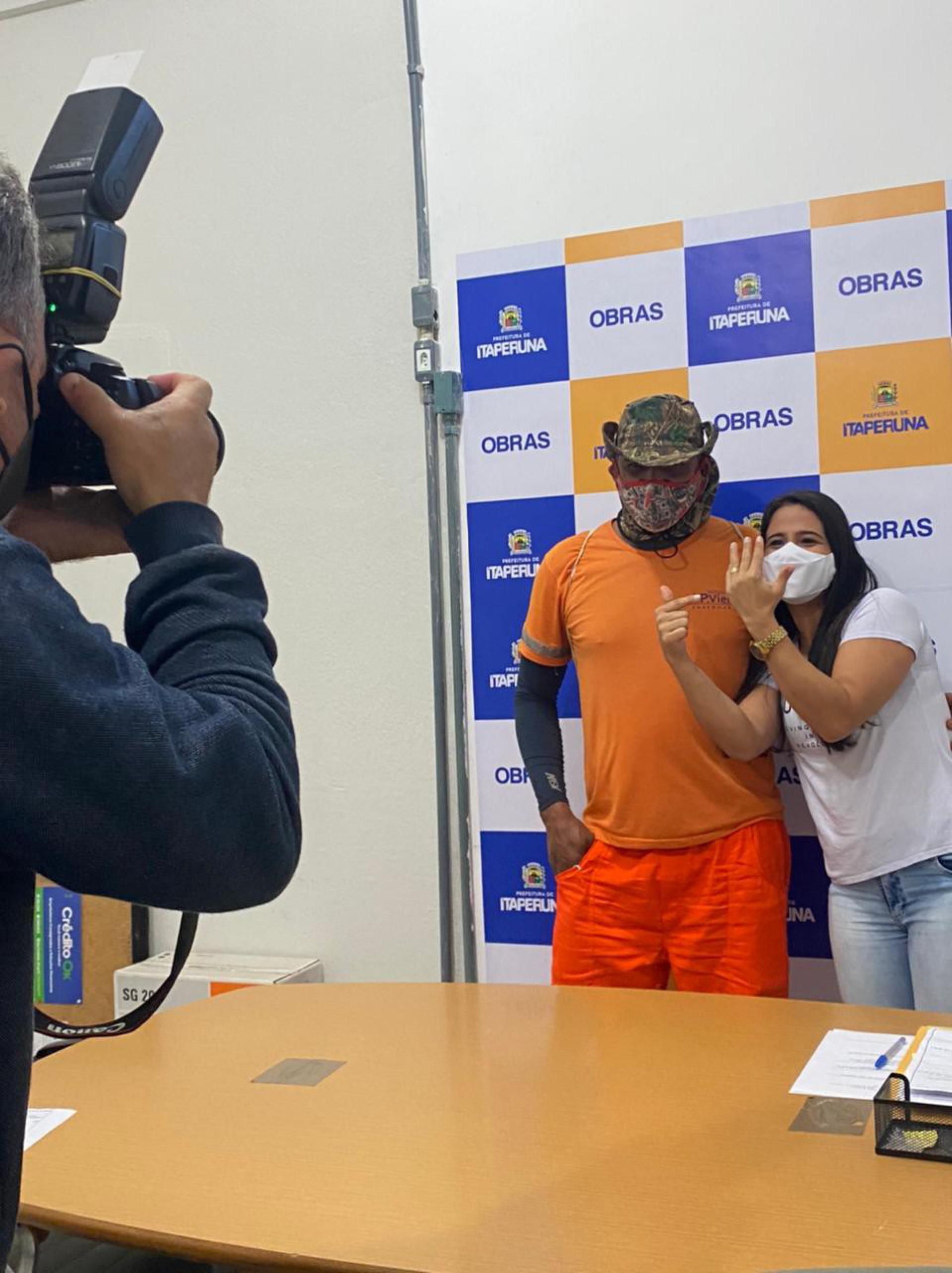 Noiva que perdeu alian&ccedil;a antes do casamento teve encontro emocionante com funcion&aacute;rio que resgatou a joia