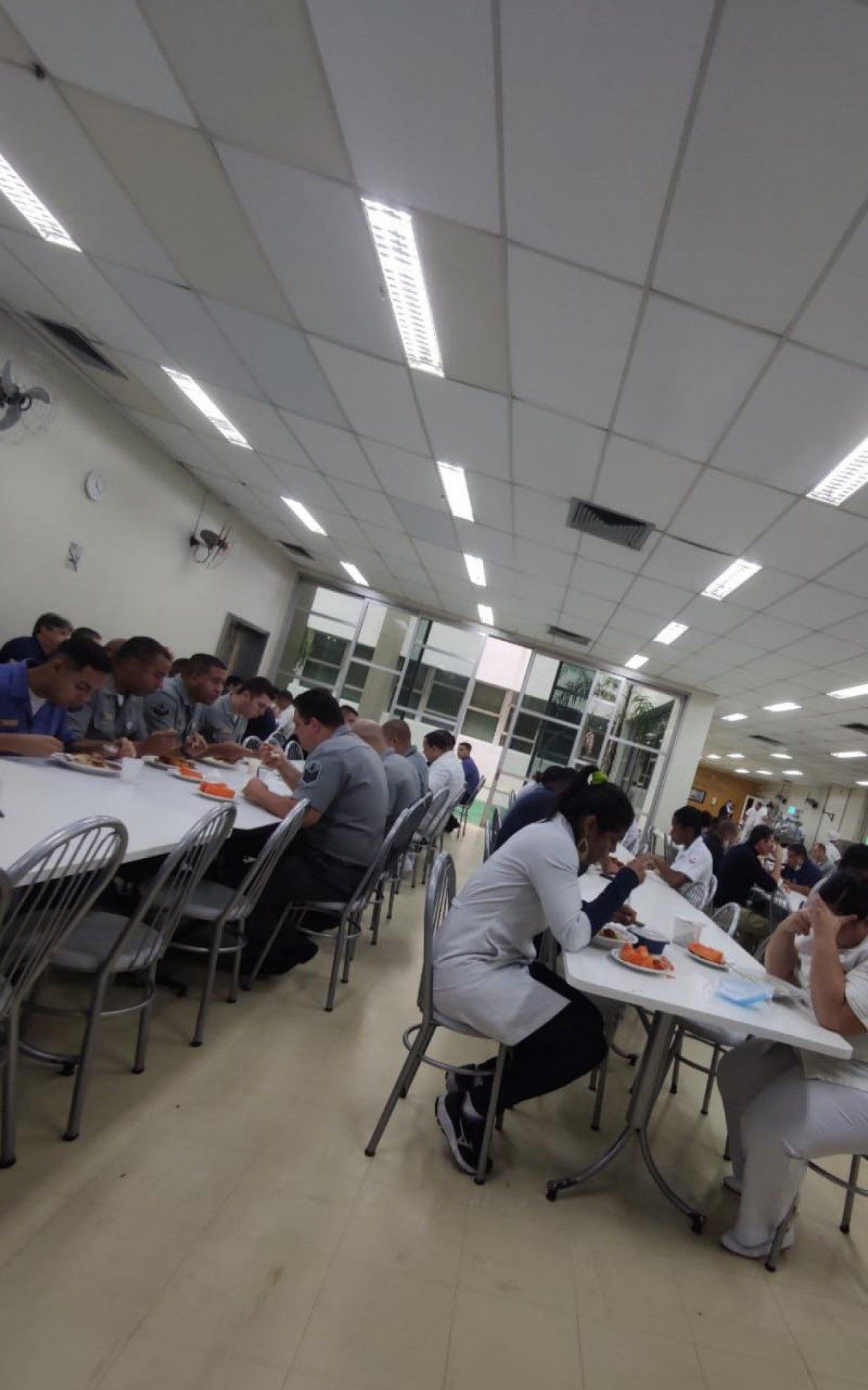 Hospital Naval Marc&iacute;lio Dias registra aglomera&ccedil;&otilde;es no rancho