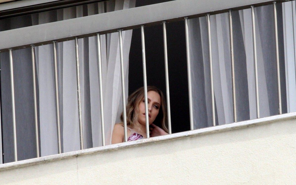 Carla Diaz posa para ensaio fotogr&aacute;fico na varanda de hotel de luxo em Copacabana, na Zona Sul do Rio