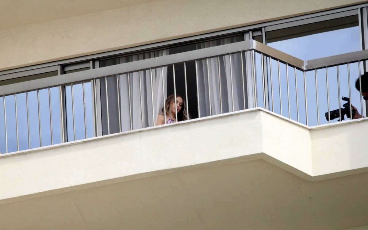 Carla Diaz posa para ensaio fotogr&aacute;fico na varanda de hotel de luxo em Copacabana, na Zona Sul do Rio