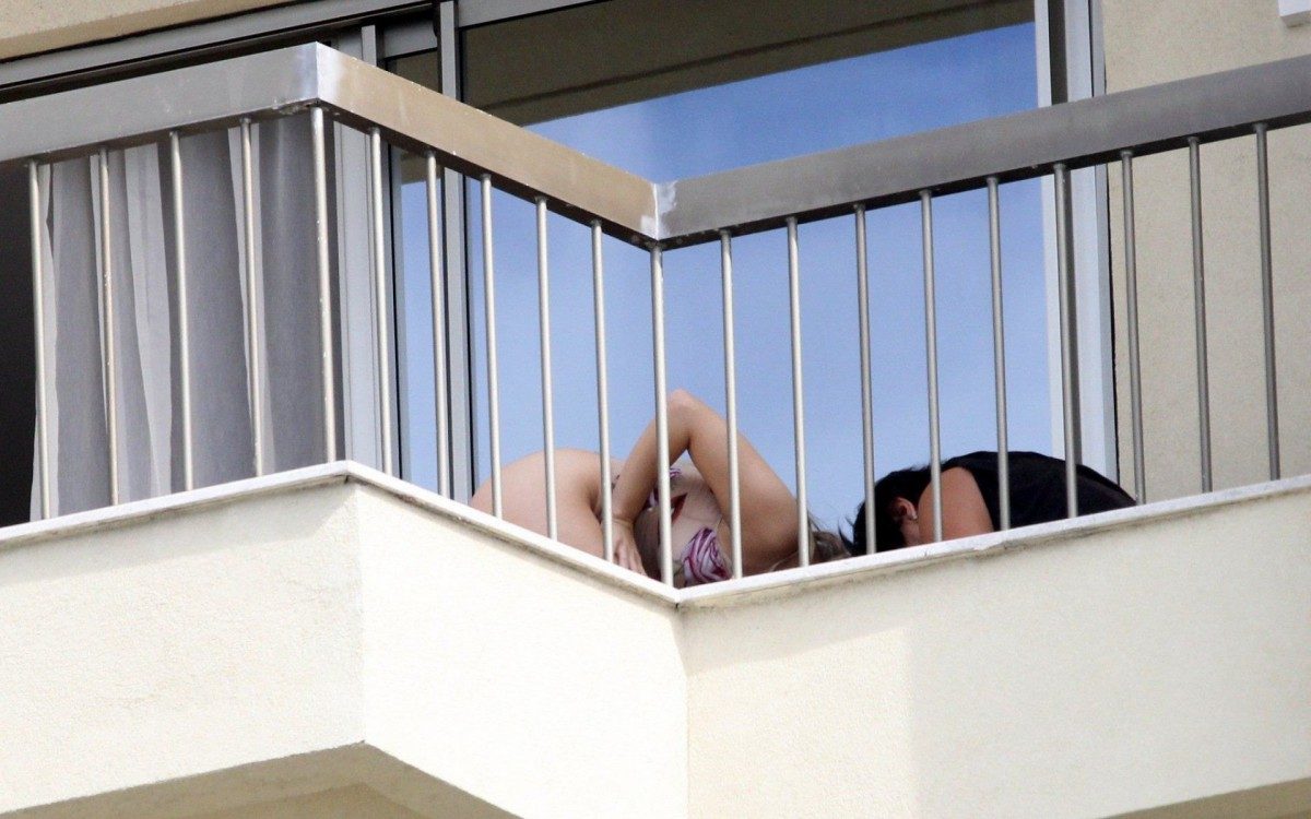 Carla Diaz posa para ensaio fotogr&aacute;fico na varanda de hotel de luxo em Copacabana, na Zona Sul do Rio