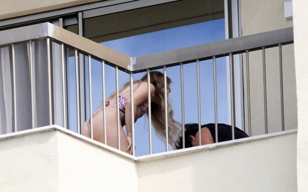 Carla Diaz posa para ensaio fotogr&aacute;fico na varanda de hotel de luxo em Copacabana, na Zona Sul do Rio