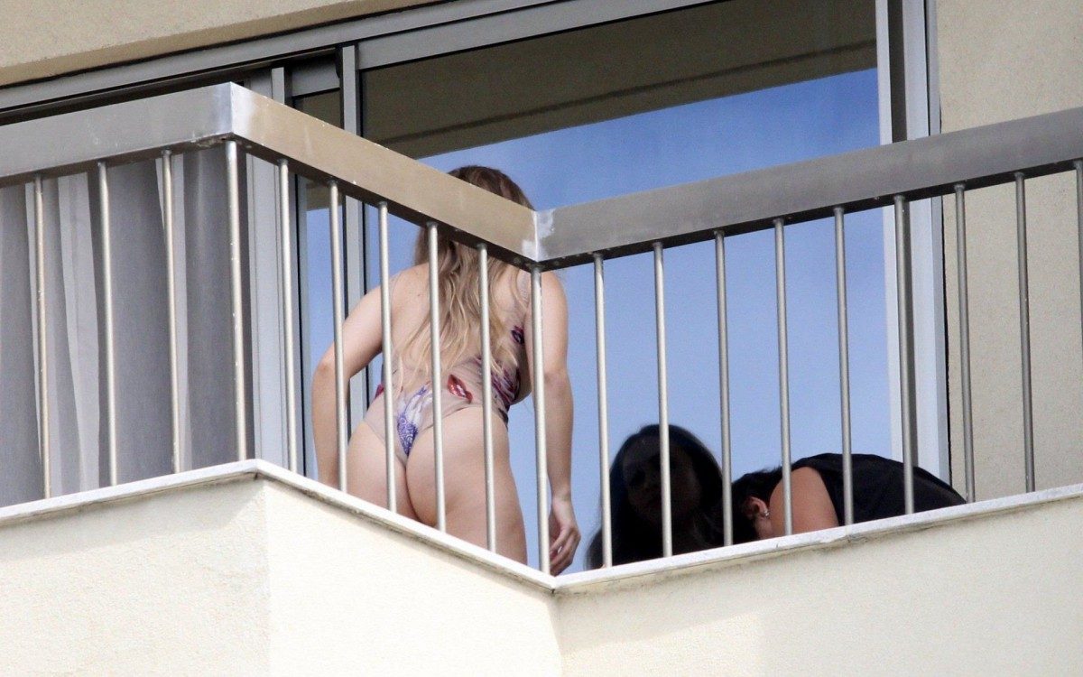 Carla Diaz posa para ensaio fotogr&aacute;fico na varanda de hotel de luxo em Copacabana, na Zona Sul do Rio