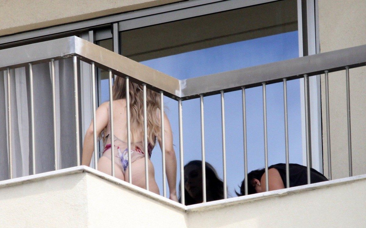 Carla Diaz posa para ensaio fotogr&aacute;fico na varanda de hotel de luxo em Copacabana, na Zona Sul do Rio