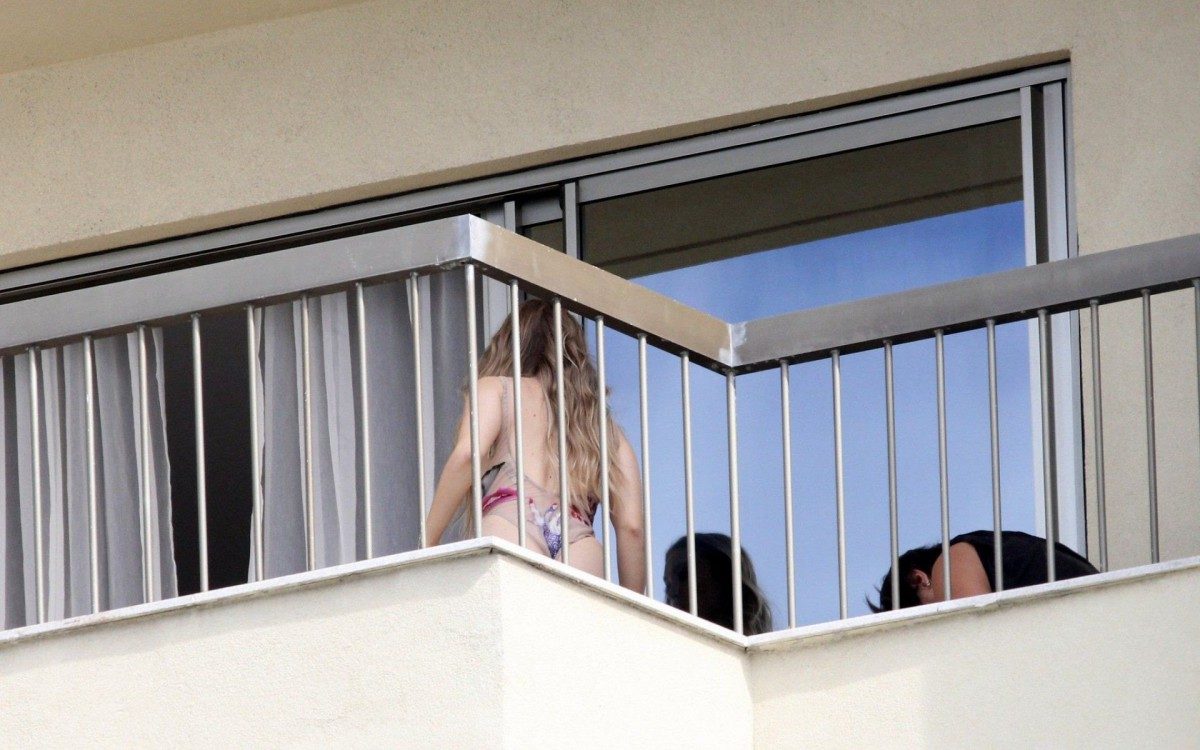 Carla Diaz posa para ensaio fotogr&aacute;fico na varanda de hotel de luxo em Copacabana, na Zona Sul do Rio