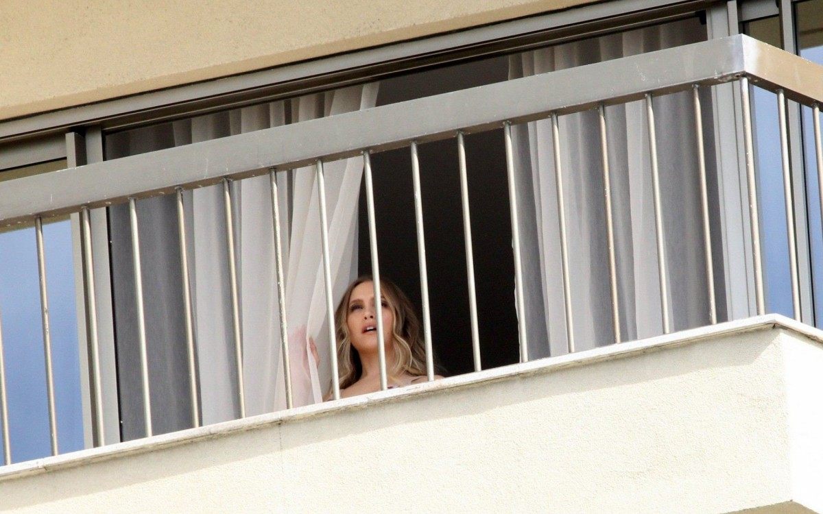 Carla Diaz posa para ensaio fotogr&aacute;fico na varanda de hotel de luxo em Copacabana, na Zona Sul do Rio