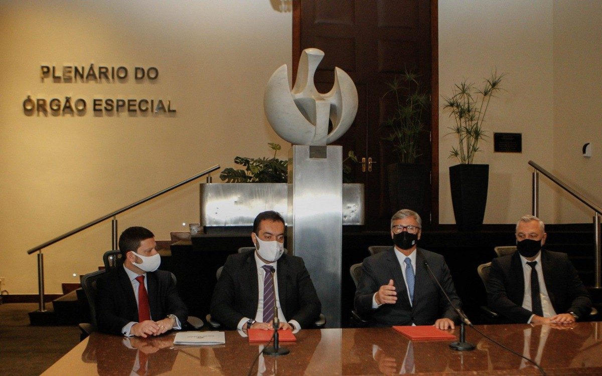 13.05.2021 - Governador Cl&aacute;udio Castro participa da solenidade de assinatura do termo de cess&atilde;o de terreno na Leopoldina