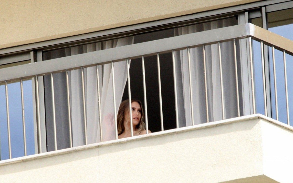 Carla Diaz posa para ensaio fotogr&aacute;fico na varanda de hotel de luxo em Copacabana, na Zona Sul do Rio