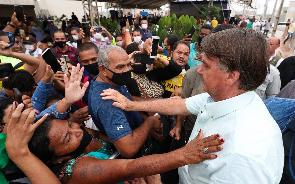 (Macei&oacute; - AL, 13/05/2021) Presidente da Rep&uacute;blica Jair Bolsonaro, cumprimenta os populares durante sua chegada ao residencial.