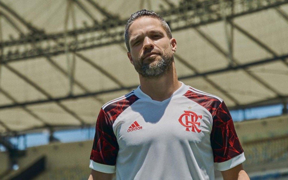 Flamengo lan&ccedil;ar&aacute; uniforme n&uacute;mero 2 nesta sexta-feira