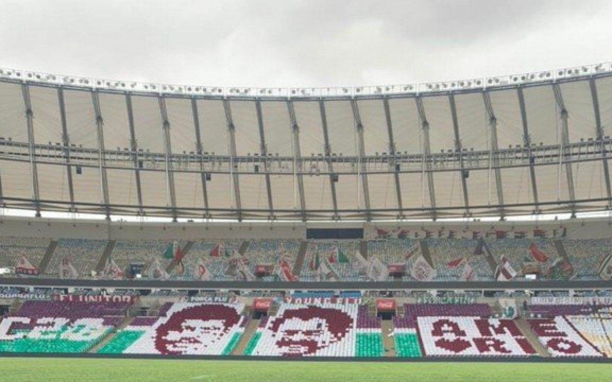 Torcida do Fluminense prepara mosaico com carrascos do Flamengo