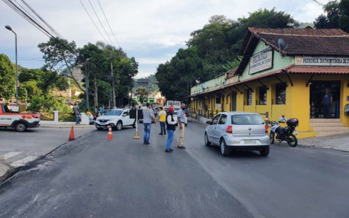 Obras na estrada Uni&atilde;o e Ind&uacute;stria, na altura de Corr&ecirc;as