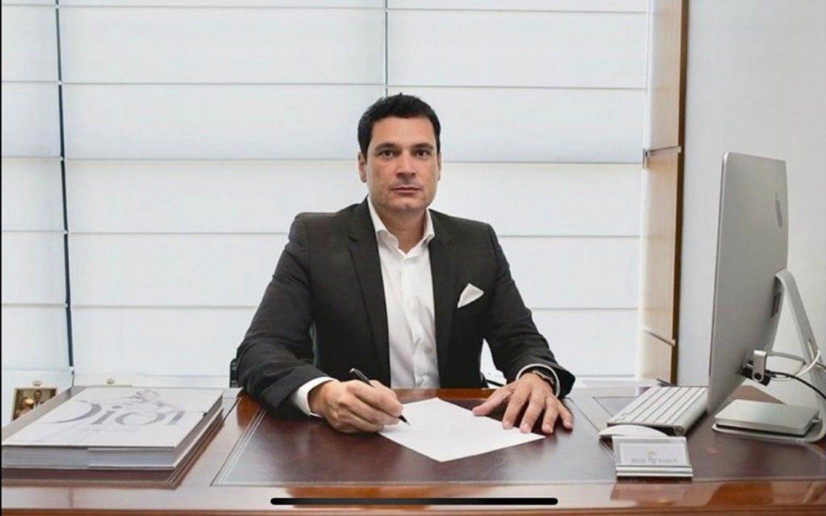 O cirurgi&atilde;o pl&aacute;stico Regis Ramos