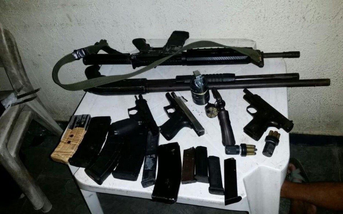 Doze armas de fogo de diversos calibres foram apreendidas até o momento. - Foto: Divulgação. 