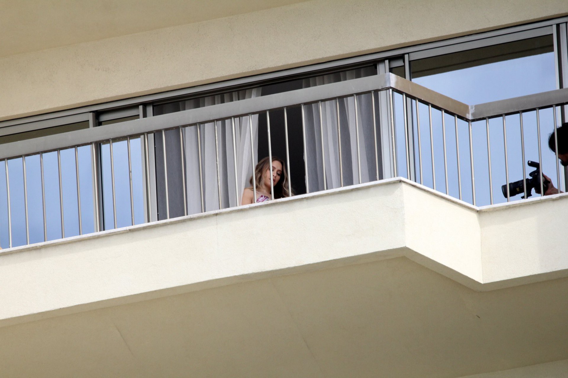 Carla Diaz posa para ensaio fotográfico na varanda de hotel de luxo em Copacabana, na Zona Sul do Rio - Ag. News