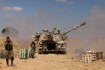 Brasileiros chegam de ônibus a Rafah, próximo à fronteira com o Egito