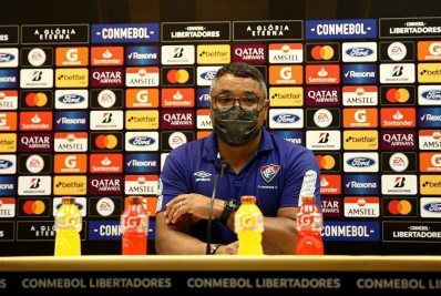 Roger Machado ressalta importância de resultado positivo contra o Santa Fe: 'Torcedor vai dormir feliz'