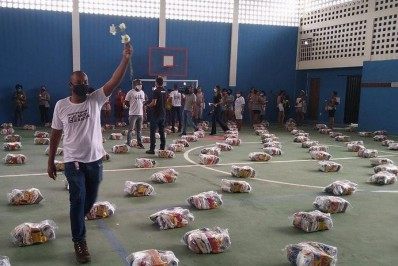 Após sete dias da operação, Frente Nacional Antirracista distribui cestas básicas no Jacarezinho
