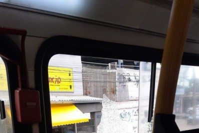Vídeo mostra desespero de passageiros em ônibus atingido por tiros no Alemão