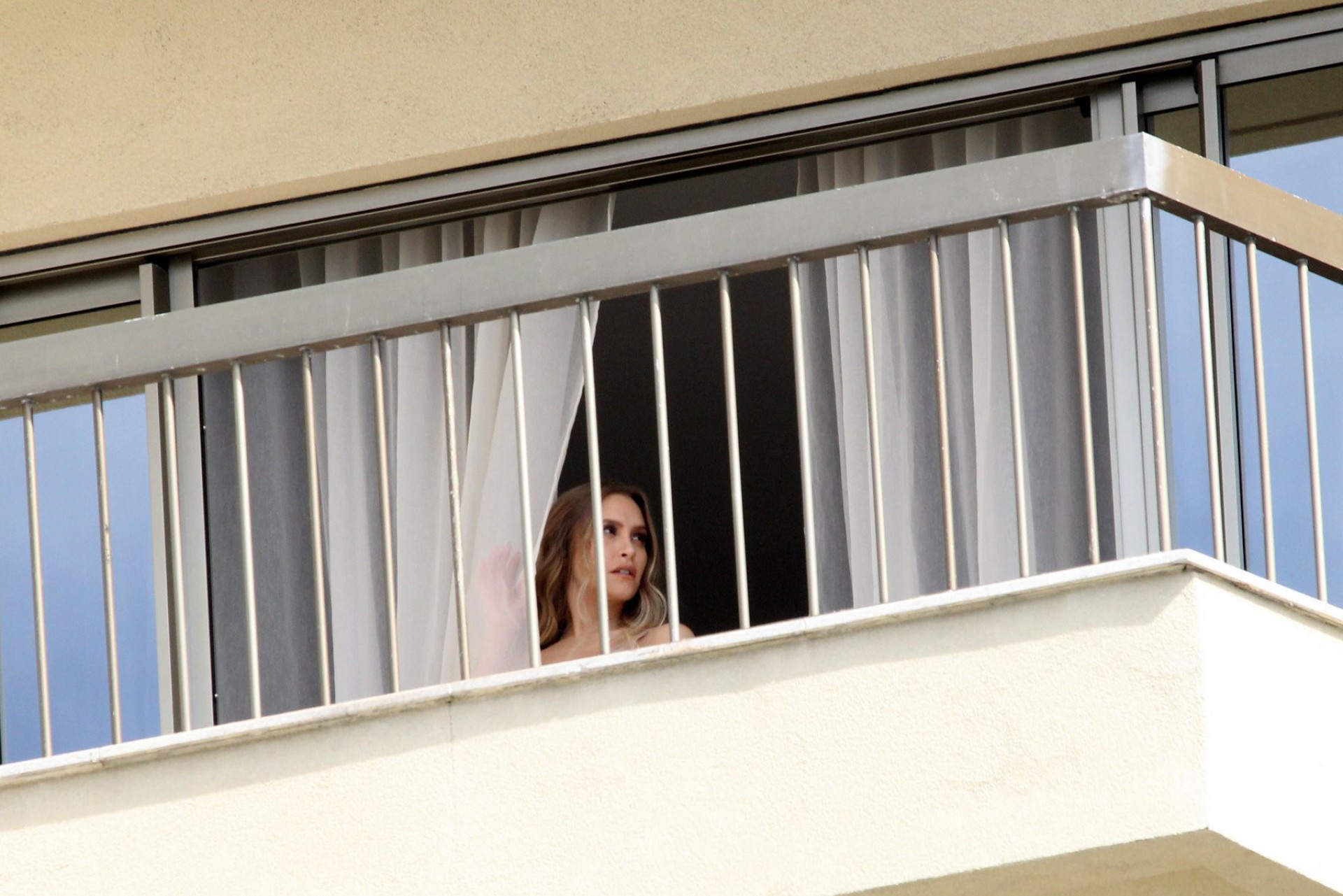 Carla Diaz posa para ensaio fotográfico na varanda de hotel de luxo em Copacabana, na Zona Sul do Rio - Ag. News