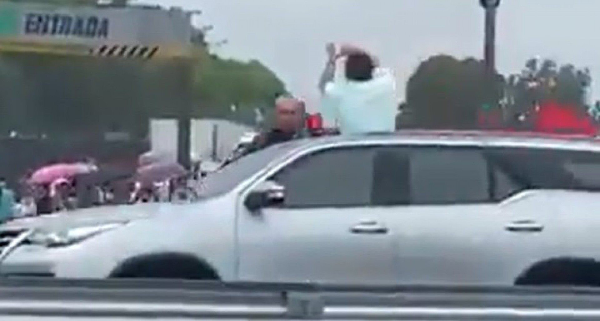 Vídeo: Com corpo fora de veículo, Bolsonaro rebate protestos com 'gestos de roubo'