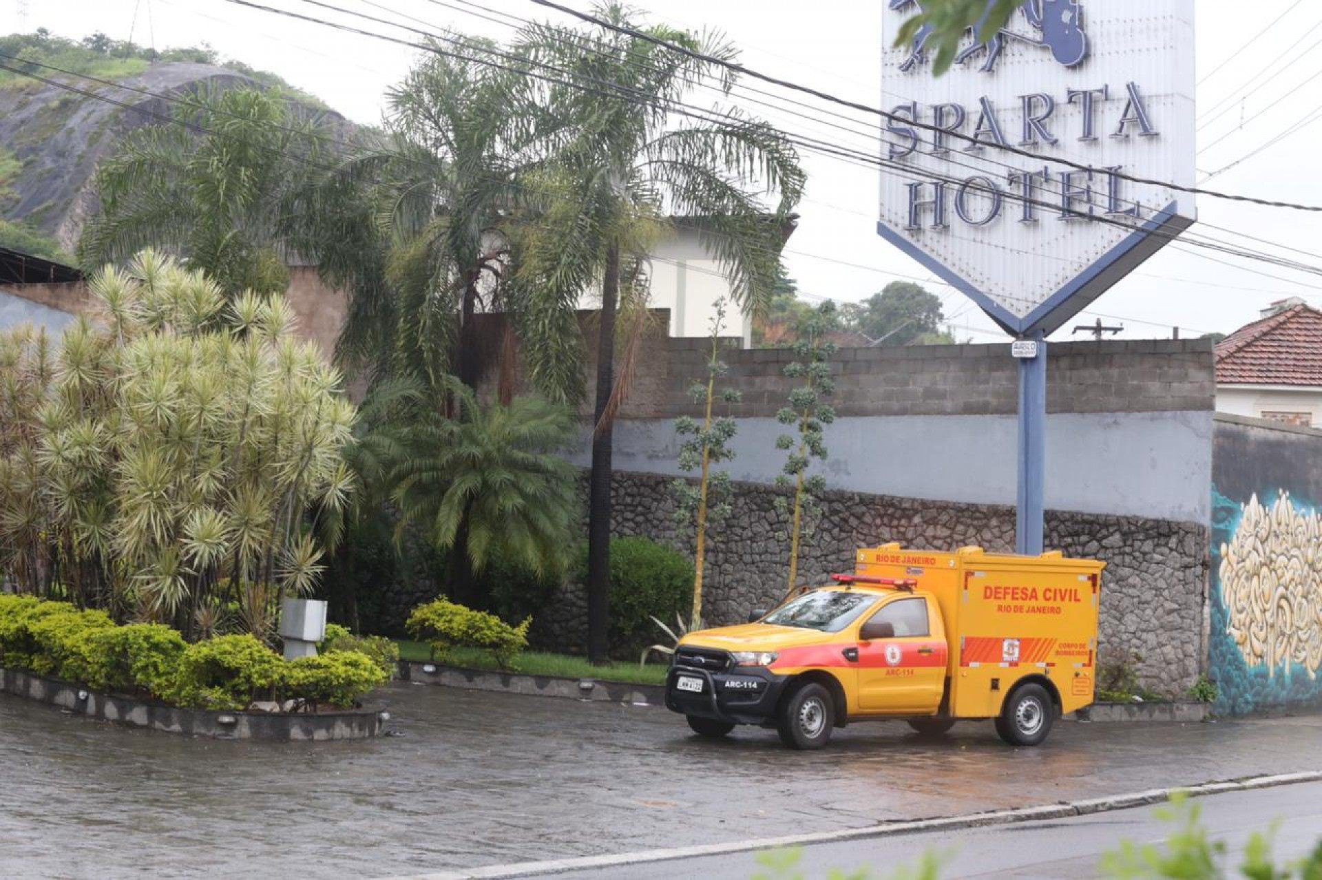 Homem é morto na entrada de motel perto de batalhão da PM em Niterói