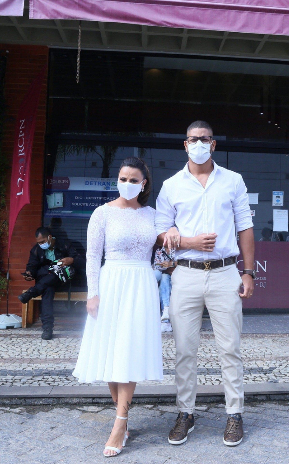 Viviane Ara&uacute;jo e Guilherme Milit&atilde;o se casaram na tarde desta quinta-feira