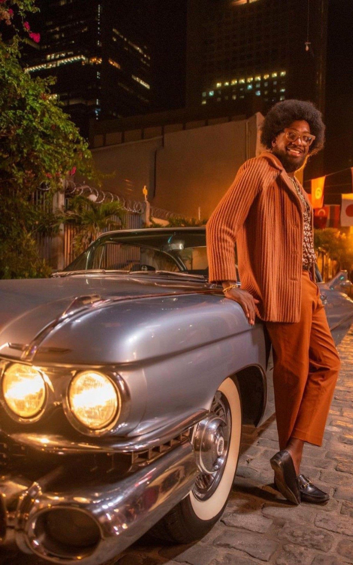 Mumuzinho exibe novo visual em clipe