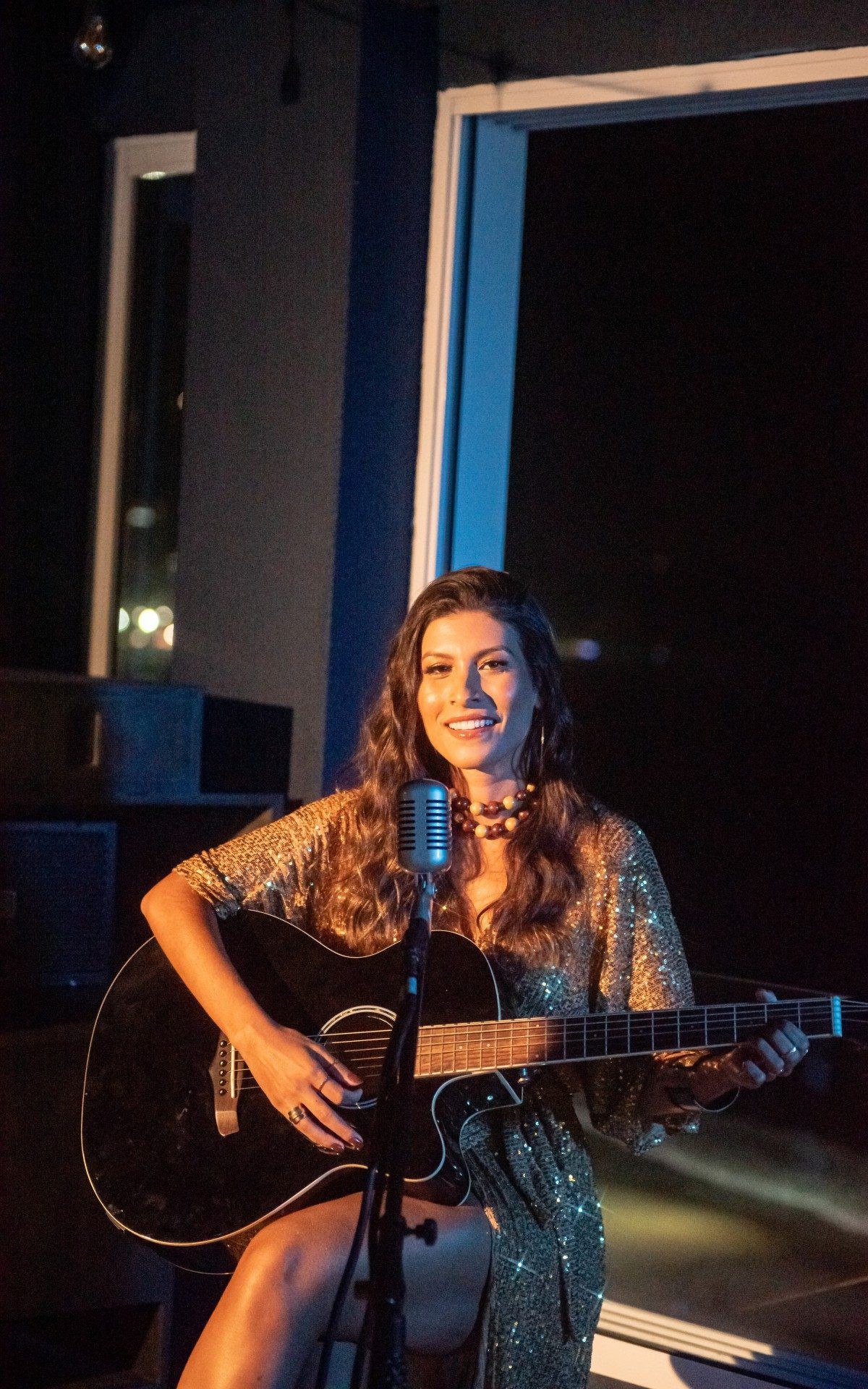 Cantora Gabi lan&ccedil;a novo single com produtor de hits de Anitta