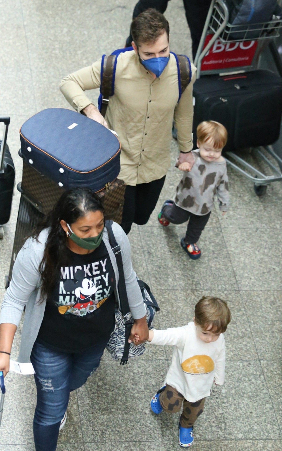 Thales Bretas, vi&uacute;vo de Paulo Gustavo, viaja com os filhos Romeu e Gael