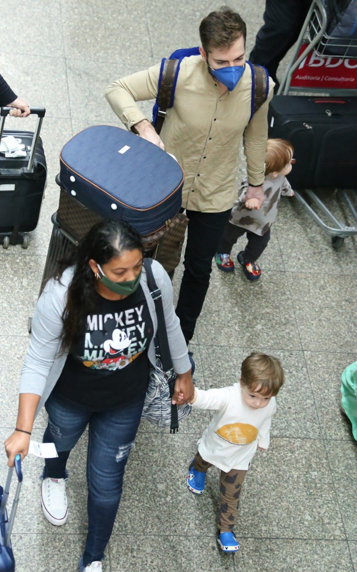 Thales Bretas, vi&uacute;vo de Paulo Gustavo, viaja com os filhos Romeu e Gael