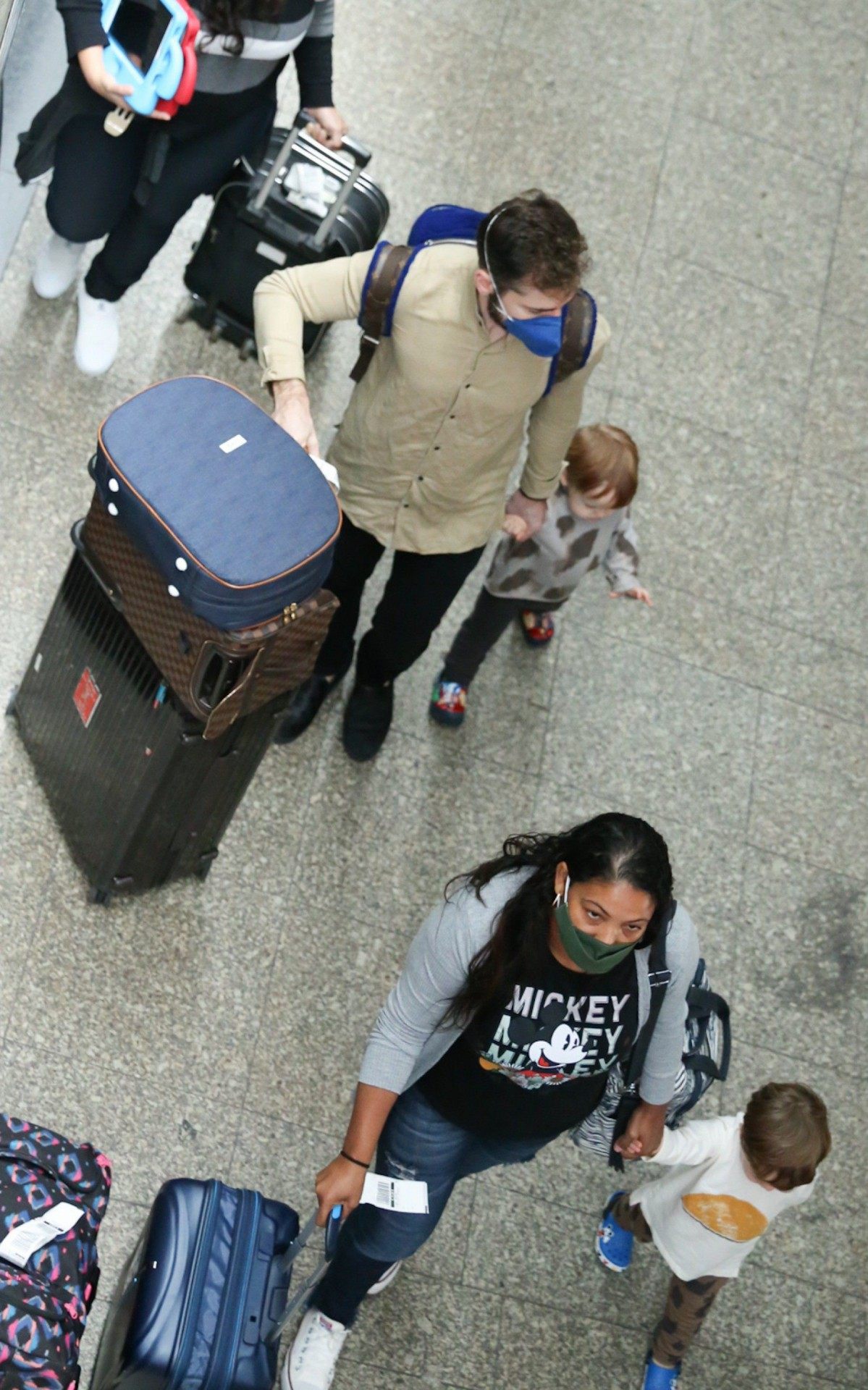 Thales Bretas, vi&uacute;vo de Paulo Gustavo, viaja com os filhos Romeu e Gael