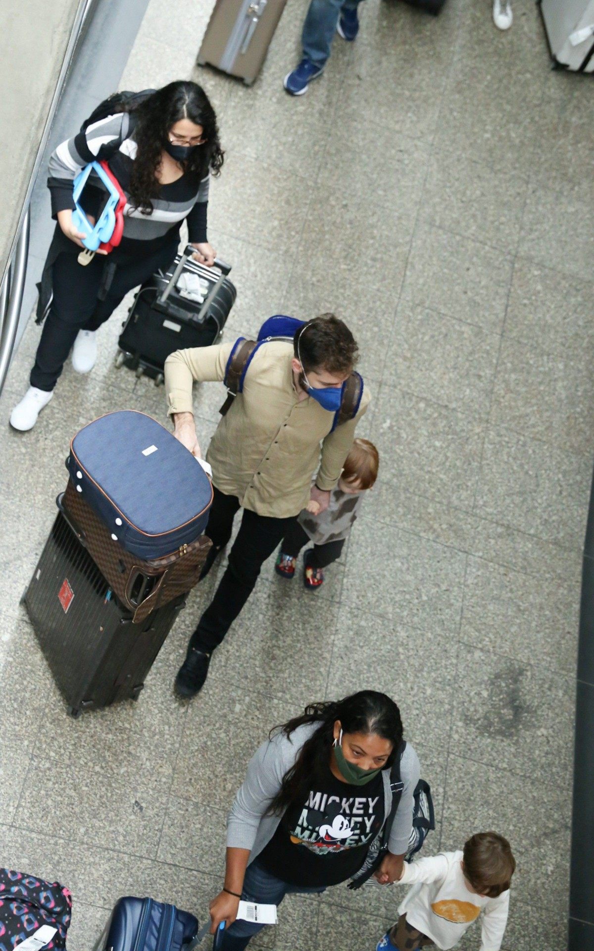 Thales Bretas, vi&uacute;vo de Paulo Gustavo, viaja com os filhos Romeu e Gael