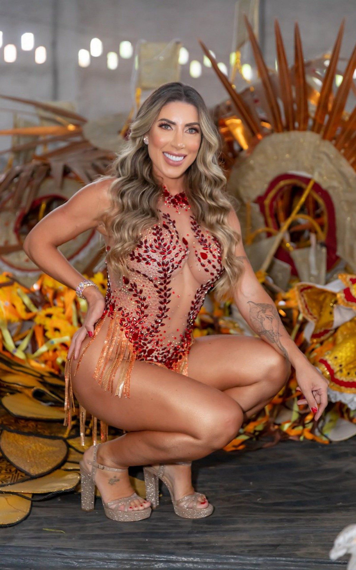 Tati Minerato é a nova rainha de bateria da Porto da Pedra