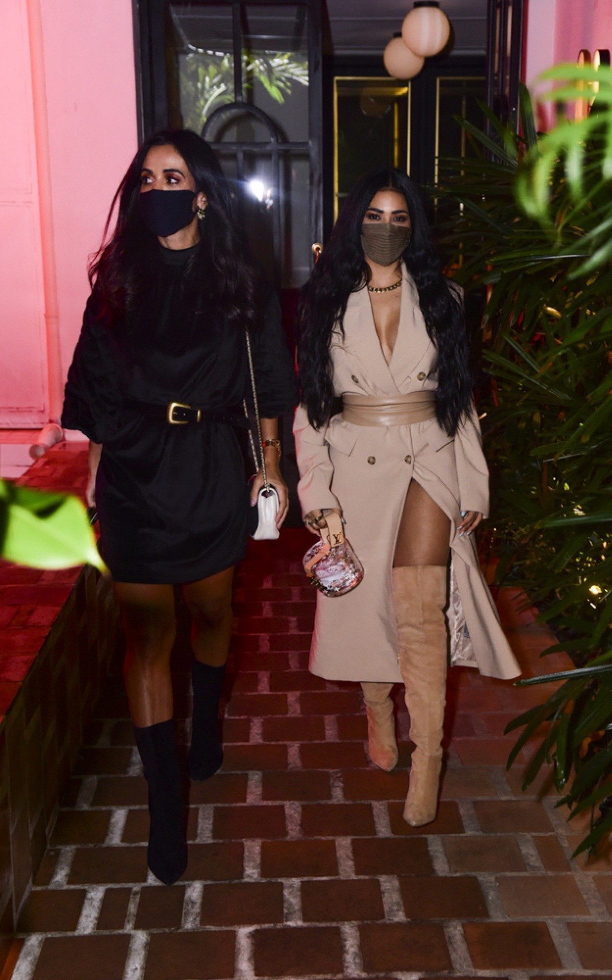 Cantora Simaria vai a restaurante com amiga no bairro dos Jardins, em S&atilde;o Paulo, na noite desta quinta-feira