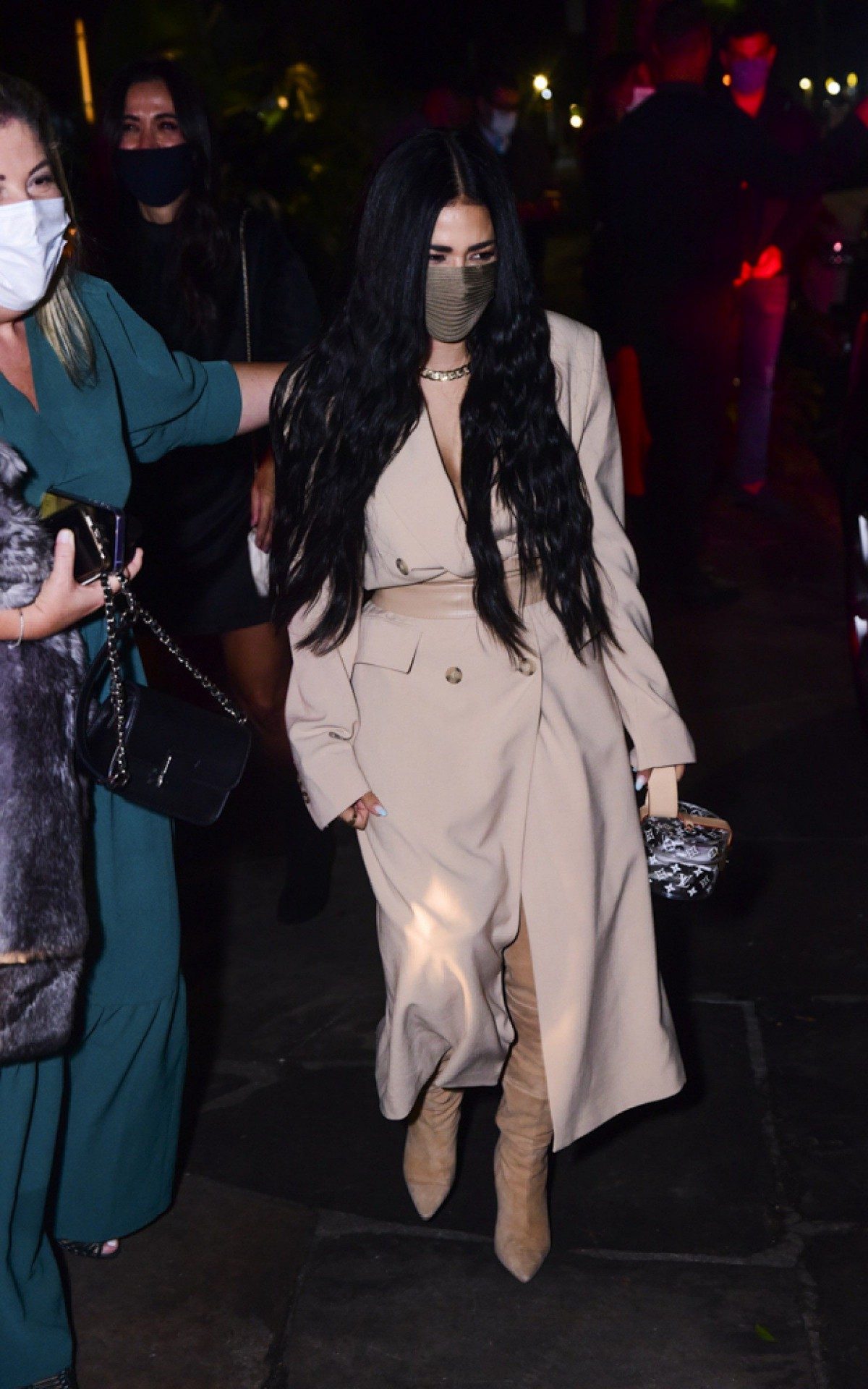 Cantora Simaria vai a restaurante com amiga no bairro dos Jardins, em S&atilde;o Paulo, na noite desta quinta-feira