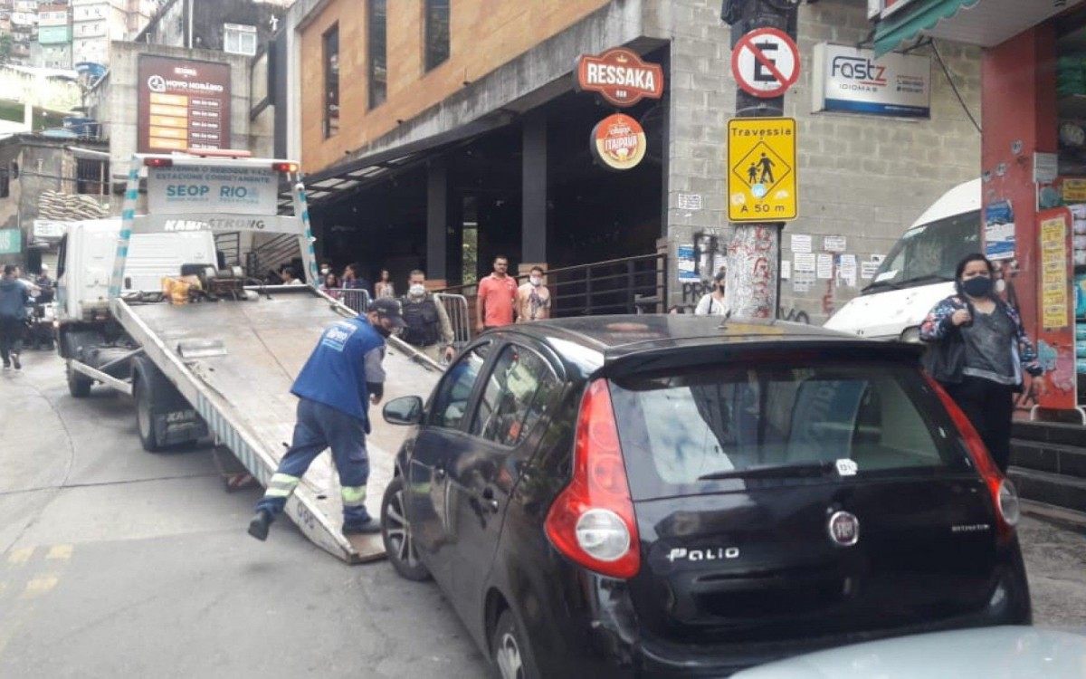 Seop reboca carros em acesso &agrave; Rocinha