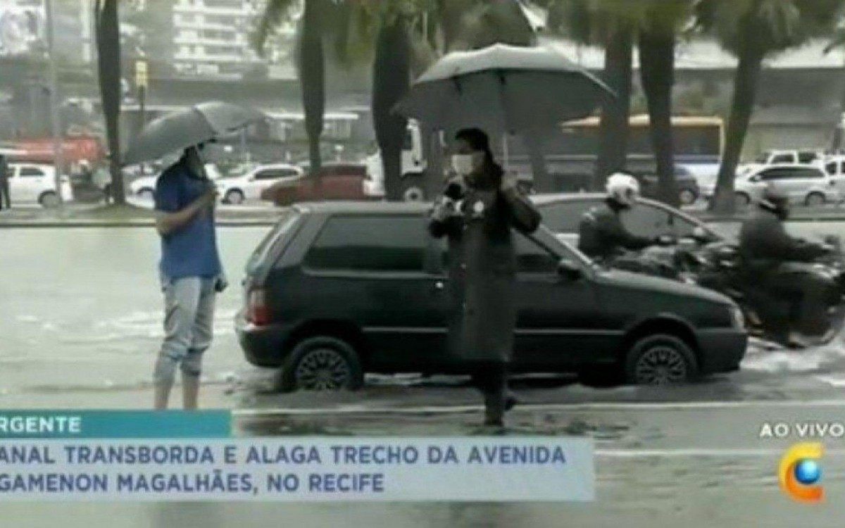 Rep&oacute;rter e entrevistado levam banho de &aacute;gua suja ao vivo