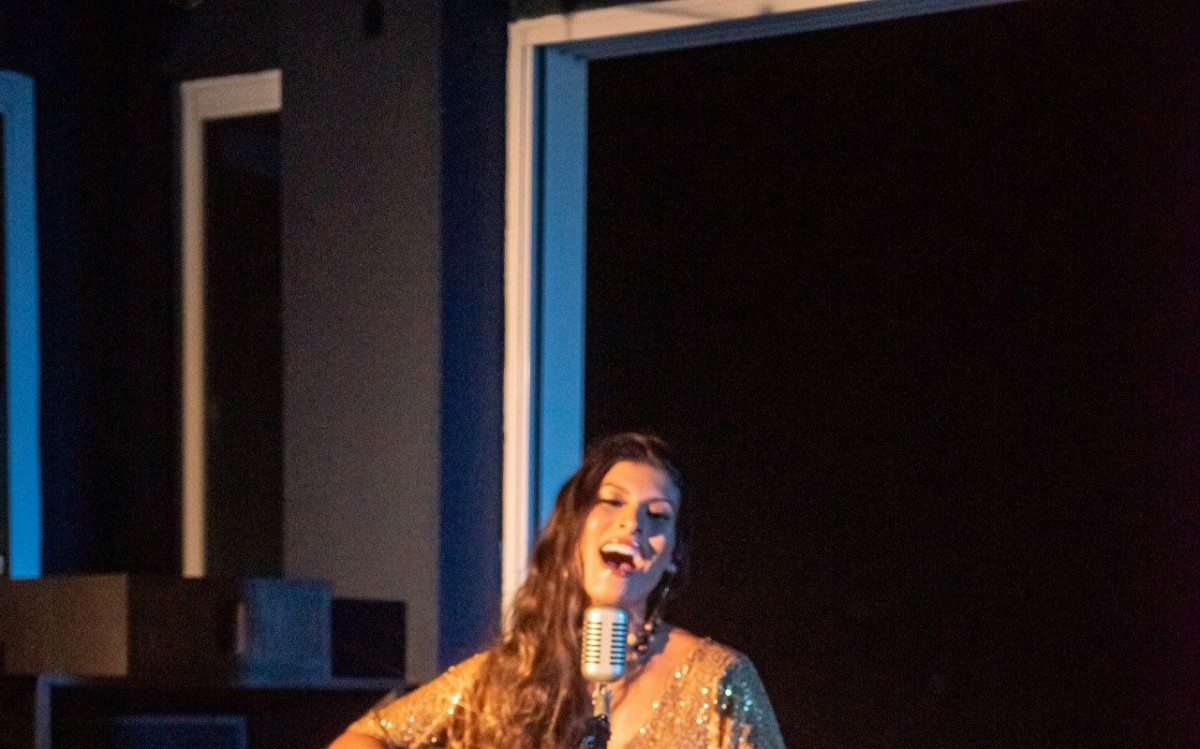 Cantora Gabi lan&ccedil;a novo single com produtor de hits de Anitta