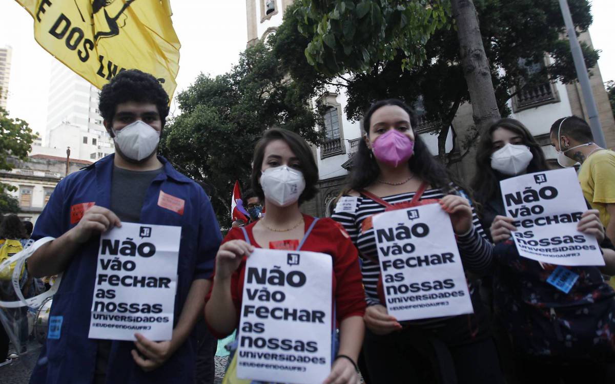 Estudantes fizeram ato contra o Minist&eacute;rio da Educa&ccedil;&atilde;o e o Congresso, na noite de ontem, no Centro do Rio